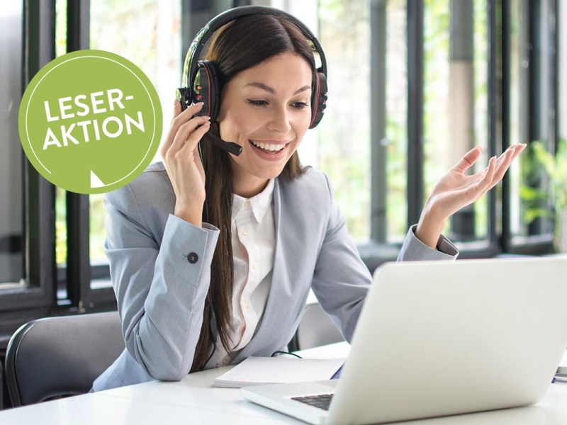 Eine Frau mit Headset sitzt am Laptop und spricht