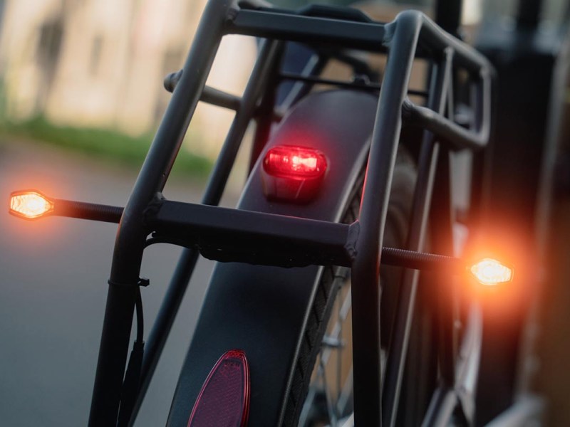 Fahrrad mit angebrachten Blinkern.